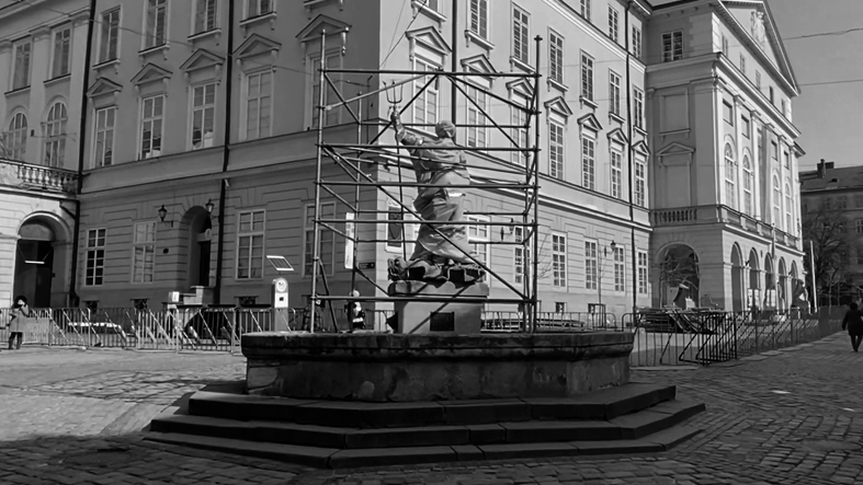 Pomnik Neptuna we Lwowie, wykonany z kruchego wapienia, również został starannie zabezpieczony na wypadek ostrzału.